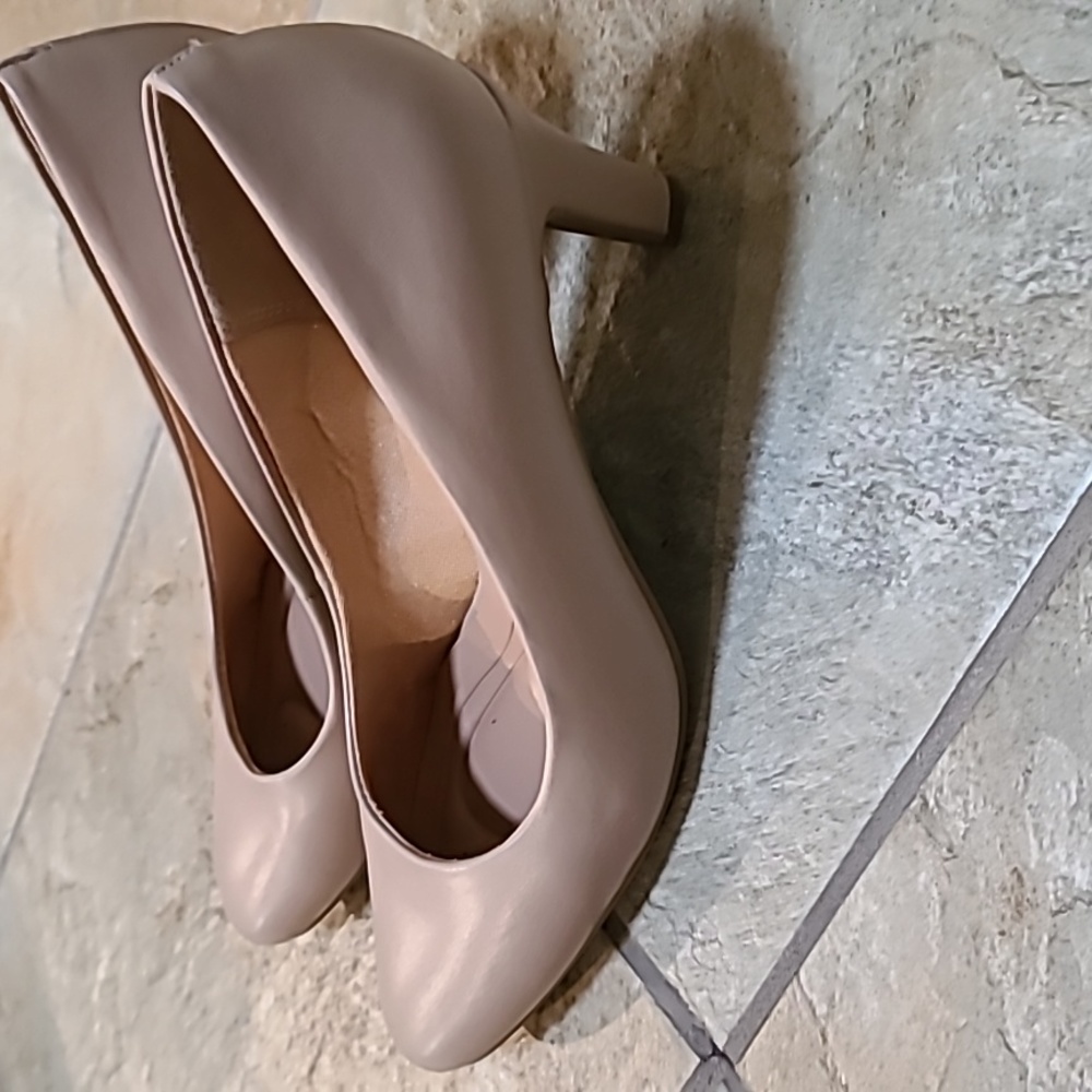Kelly and Kate Nude Heels